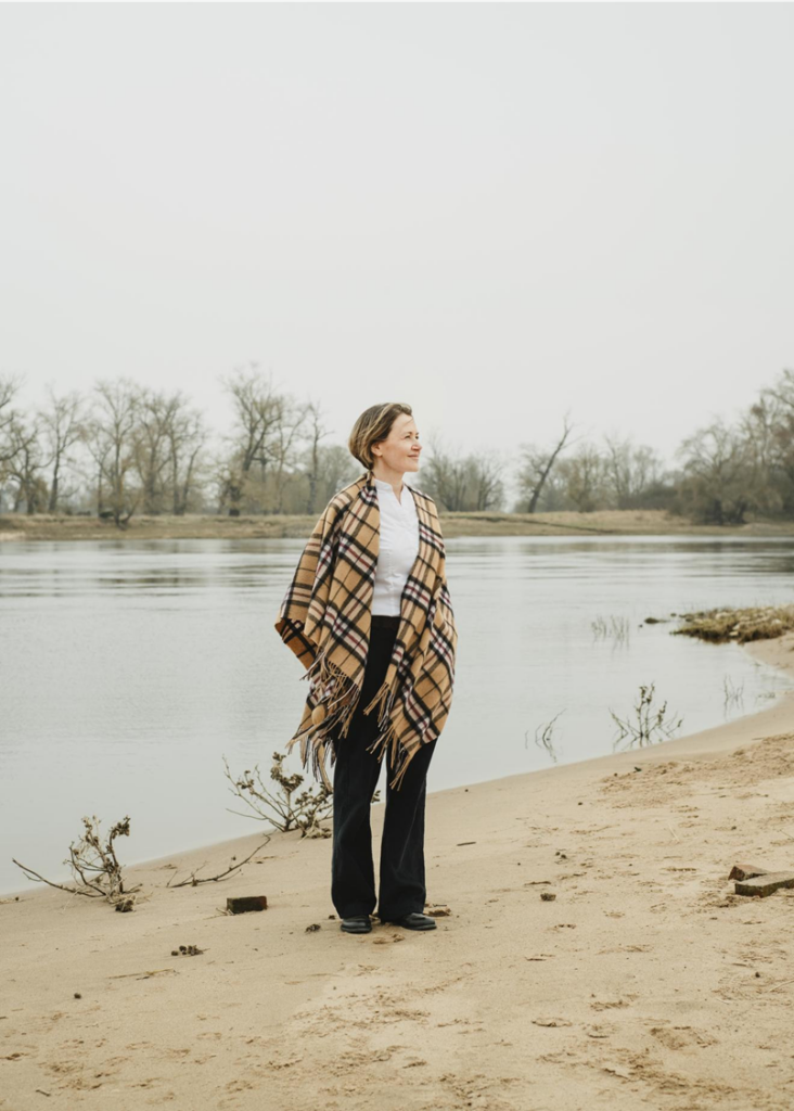 Marlene Brühl am Billberger Elbufer © Jonas Ludwig Walter für DIE ZEIT